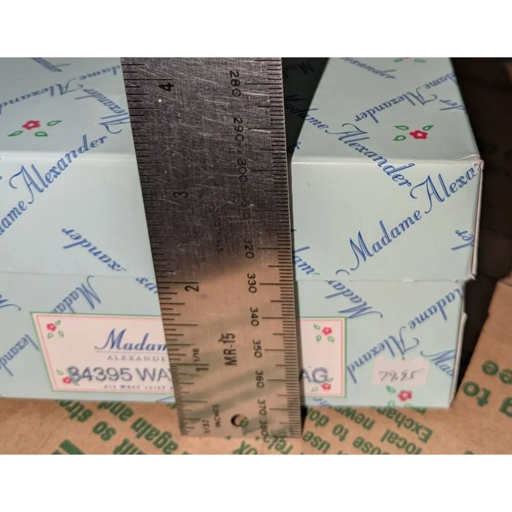 Madame Alexander Waving The Flag Maggie Doll #34395 stand Box Tag - Picture 10 of 14